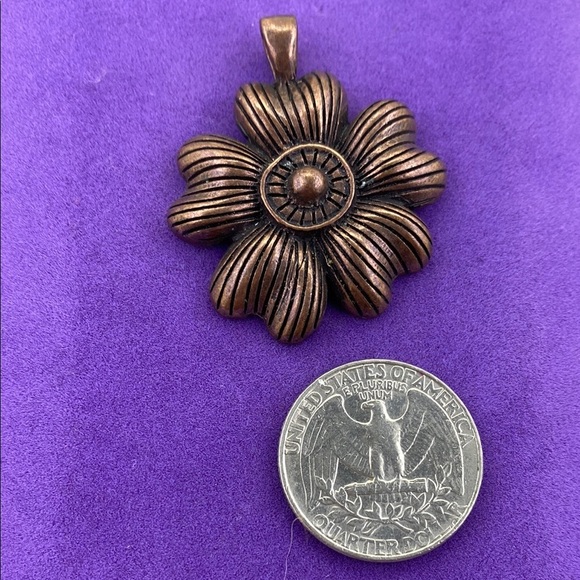 💛 Copper Flower Pendant Necklace - Picture 3 of 5